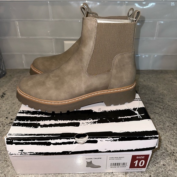 NIB DV by Dolce Vita LEIGHA Chelsea Boot Dark Taupe - Picture 10 of 13